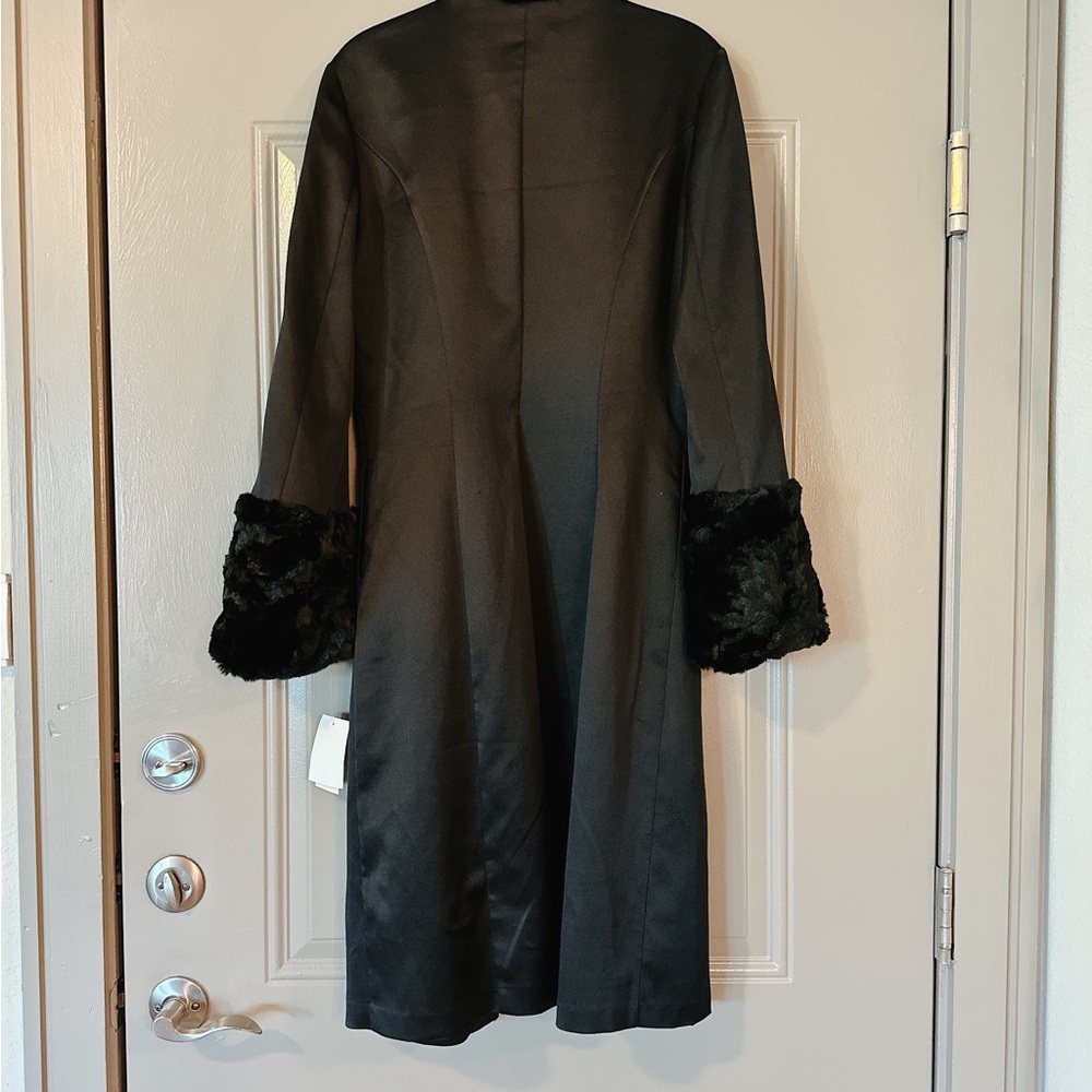 NWT Gorgeous Black Hype satin, beaded and faux fur coat. Size 10 - Picture 2 of 16